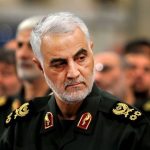 عکس؛ سفر به تاریخ؛ ملاقات «سردار سلیمانی» با «ژنرال اَسلَم‌بیگ، فرماندۀ ارتش پاکستان»؛ سال 1368