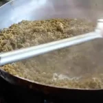 ببینید؛ غذای خیابانی در ویتنام؛ پخت انواع غذا با خرچنگ نعل اسبی کمیاب در هانوی