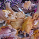 ببینید؛ غذای روستایی در گیلان؛ تهیه مرغ بریانی در بشکه و پخت نان روی آن