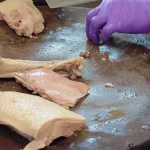 ببینید؛ غذای خیابانی در تایوان؛ پخت غاز به یک روش سنتی متفاوت در تایپه