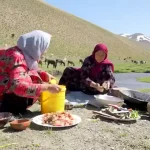 ببینید؛ غذای روستایی در افغانستان؛ پخت کوکوی مرغ کنار رودخانه