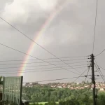 ببینید؛ برخورد نادر رعد و برق با رنگین‌کمان در آسمان بریتانیا