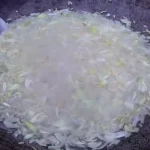 ببینید؛ غذای روستایی در افغانستان؛ پخت قابلی پلو با گوشت توسط یک خانواده افغان