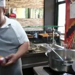 ببینید؛ غذای خیابانی در ترکیه؛ پخت خورشت بادمجان، کیک و تهیه سالاد در استانبول