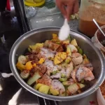 ببینید؛ غذای خیابانی در کامبوج؛ برش آناناس، انبه، گواوا و تهیه سالاد میوه ترش در پنوم پن