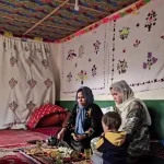 ببینید؛ غذای روستایی در افغانستان؛ پخت کوکوی سبزیجات