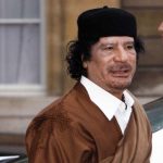 عکس؛ سفر در زمان؛ «معمر قذافی در کنار دختر و همسر دوم اش»؛ سال 1368