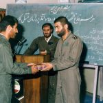 عکس؛ سفر در زمان؛ «شهید بابایی» در حال دریافت تقدیرنامه از رهبر انقلاب؛ دهه 60