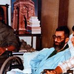 عکس؛ سفر در زمان؛ عیادت «شهید رجایی از رهبر انقلاب» در بیمارستان؛ سال 60