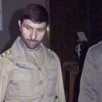 عکس؛ سفر در زمان؛ «صیاد شیرازی در کنار محسن رضایی و جمعی از فرماندهان ارتش و سپاه»؛ دهه 60